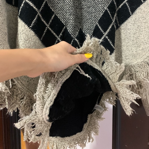 Monteau - Sweater Poncho - Picture 3 of 3